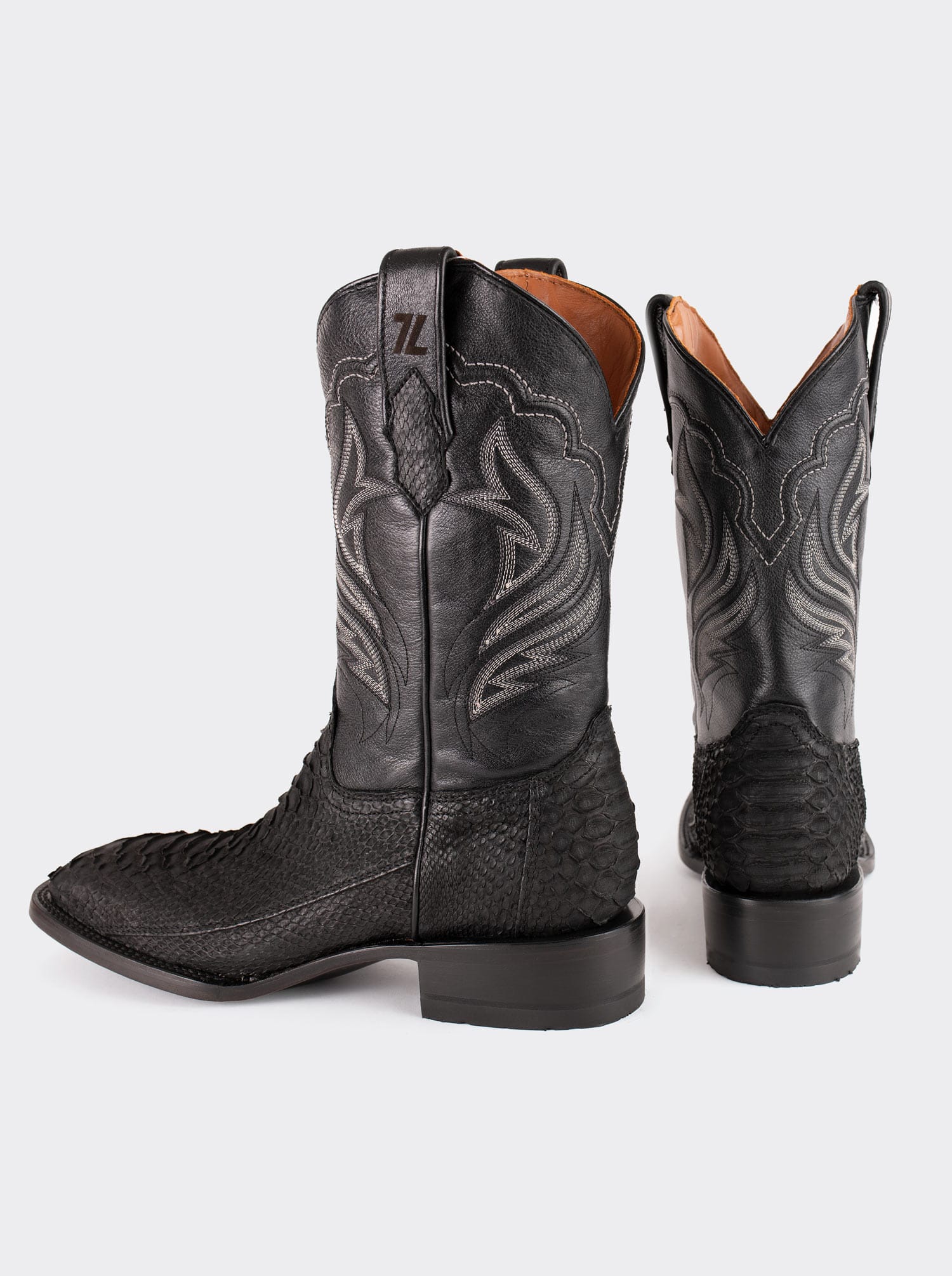Bota Rodeo con Suela de Cuero en Piel Genuina de Pitón Nobuck Negro Estilo 1558